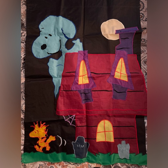 SNOOPY PEANUTS WOODSTOCK HAUNTED DOGHOUSE HALLOWEEN YARD FLAG 28x40 - Picture 1 of 6